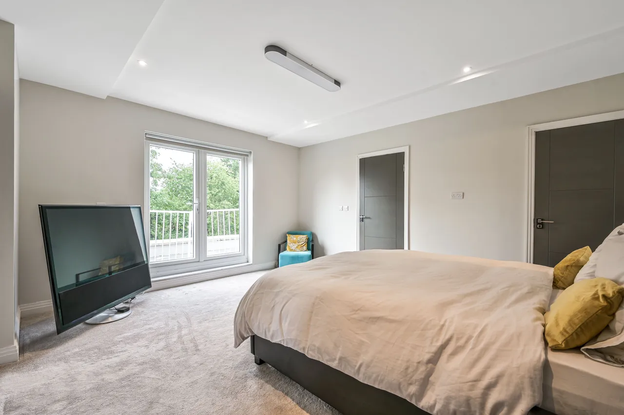 14 Talbot Crescent, London, photo 4