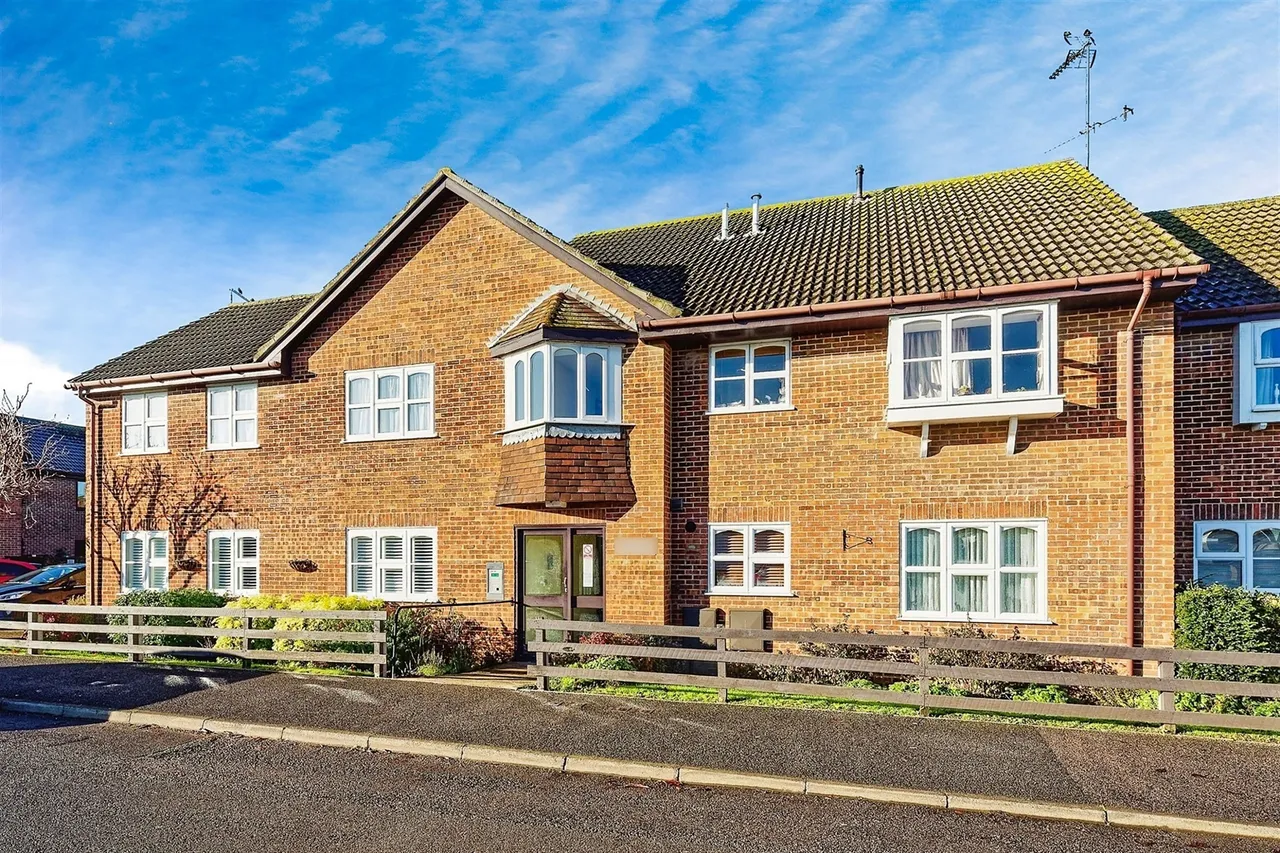 1 bed flat for sale — Abbey Fields, Faversham