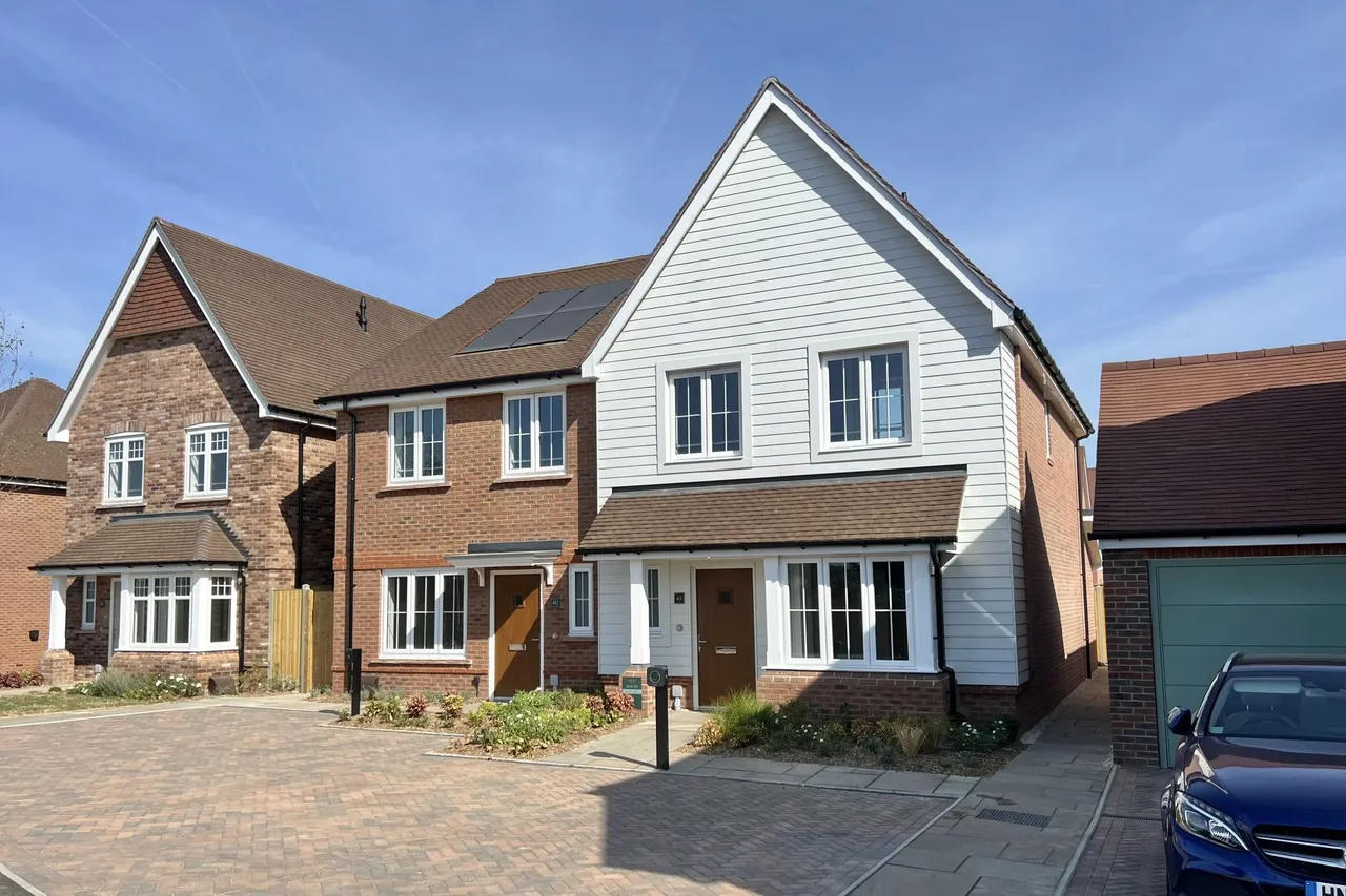 3 bed house for sale, The Orchards, Leighwood Fields, GU6