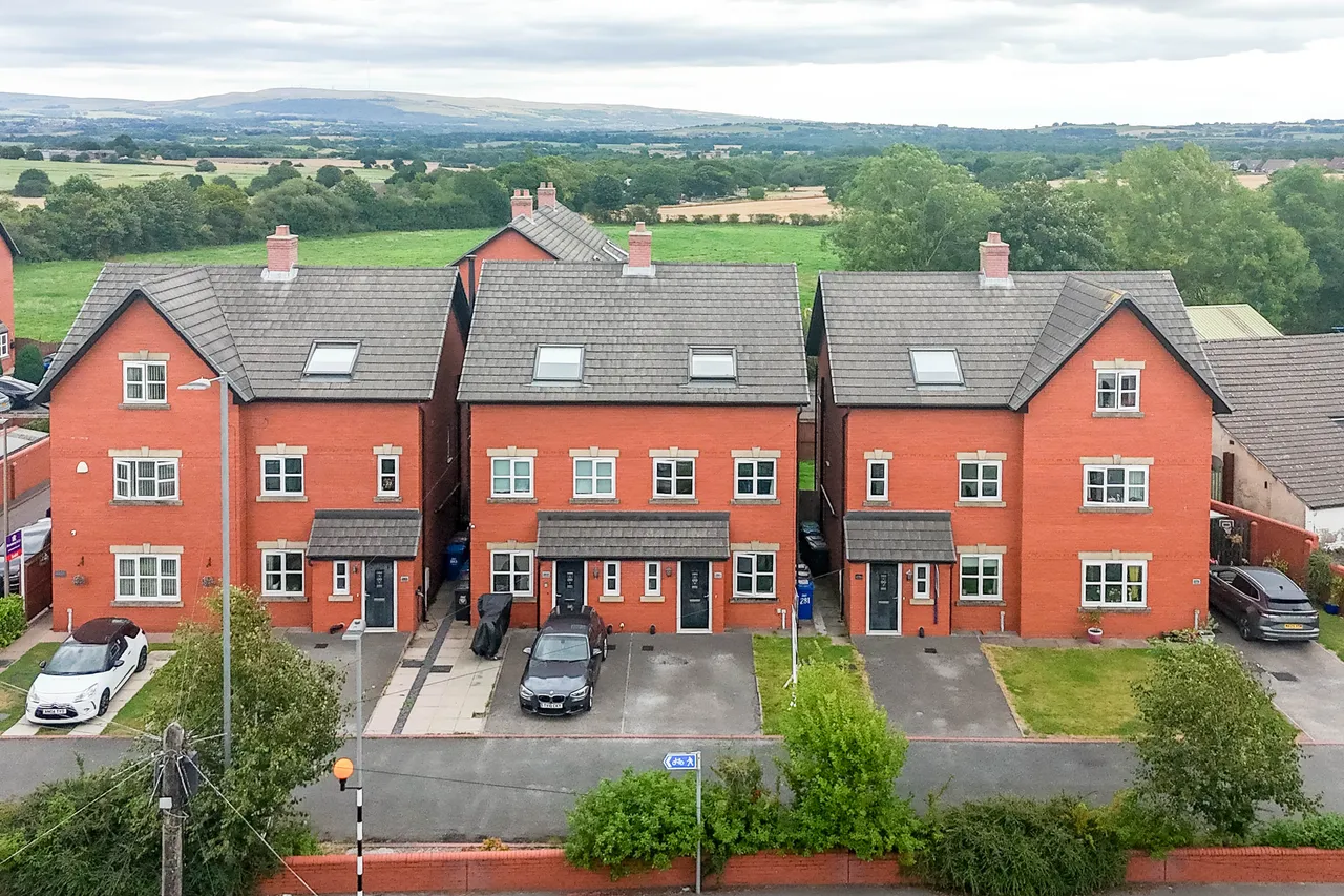 3 bed house for sale, Preston Road, Standish, WN6