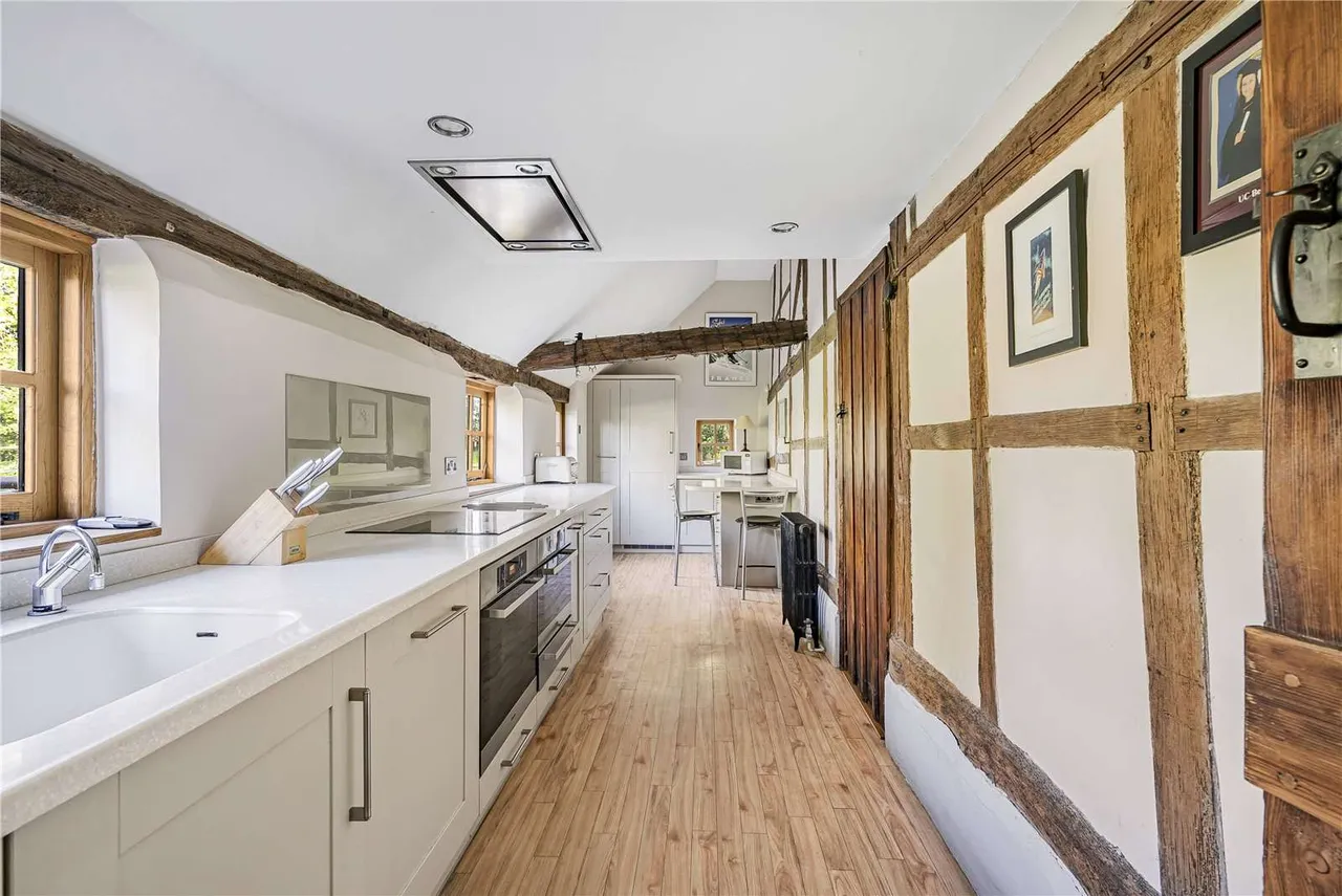 Roundstreet Common, Wisborough Green, Billingshurst, West Sussex, RH14 0AN, photo 5