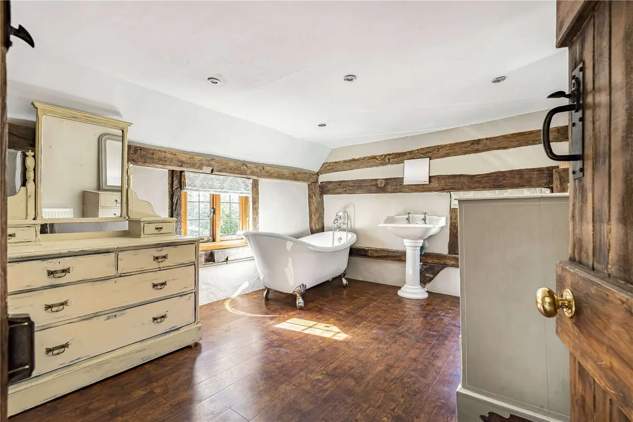 Roundstreet Common, Wisborough Green, Billingshurst, West Sussex, RH14 0AN, photo 11