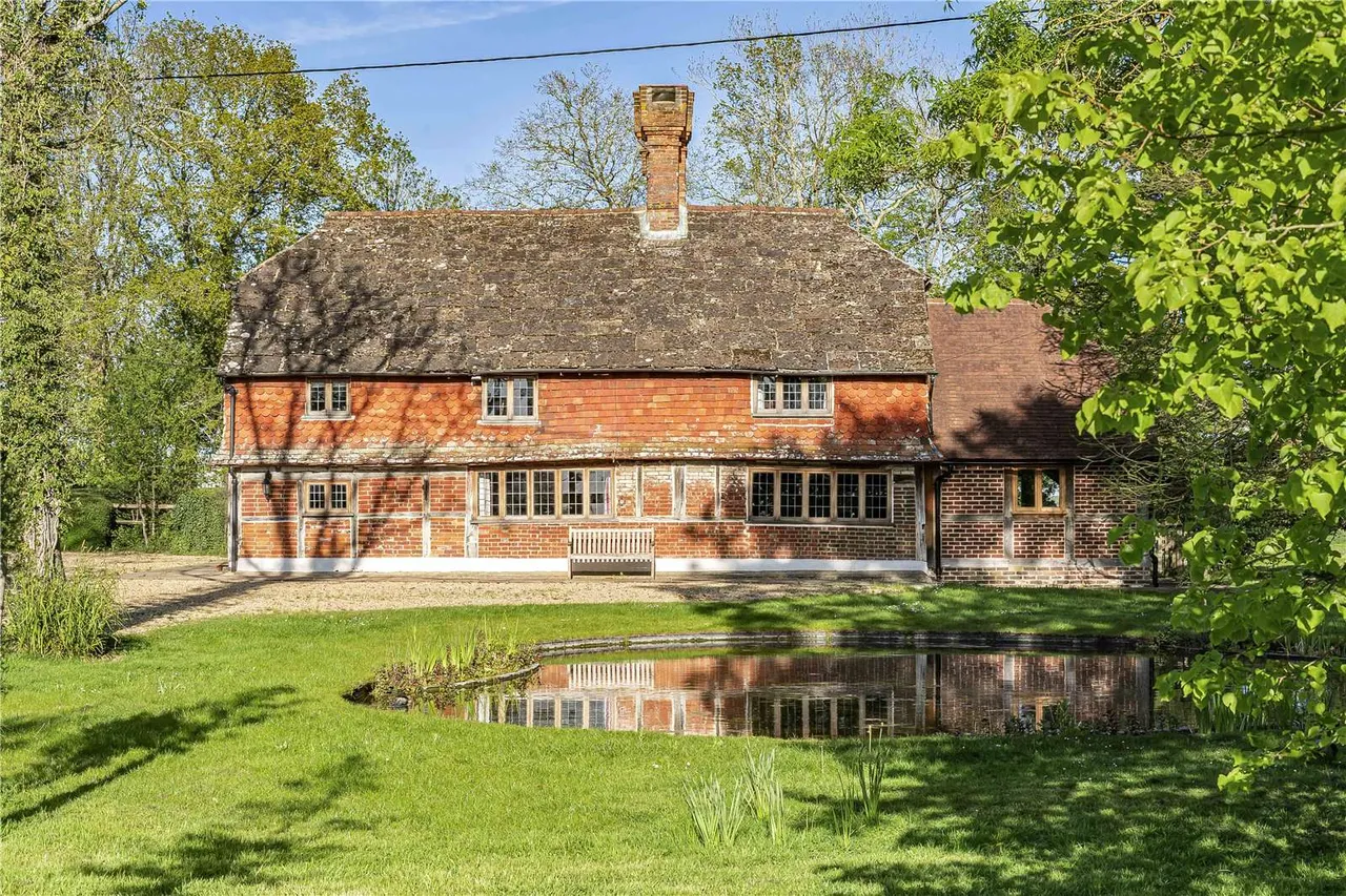 Roundstreet Common, Wisborough Green, Billingshurst, West Sussex, RH14 0AN, photo 2