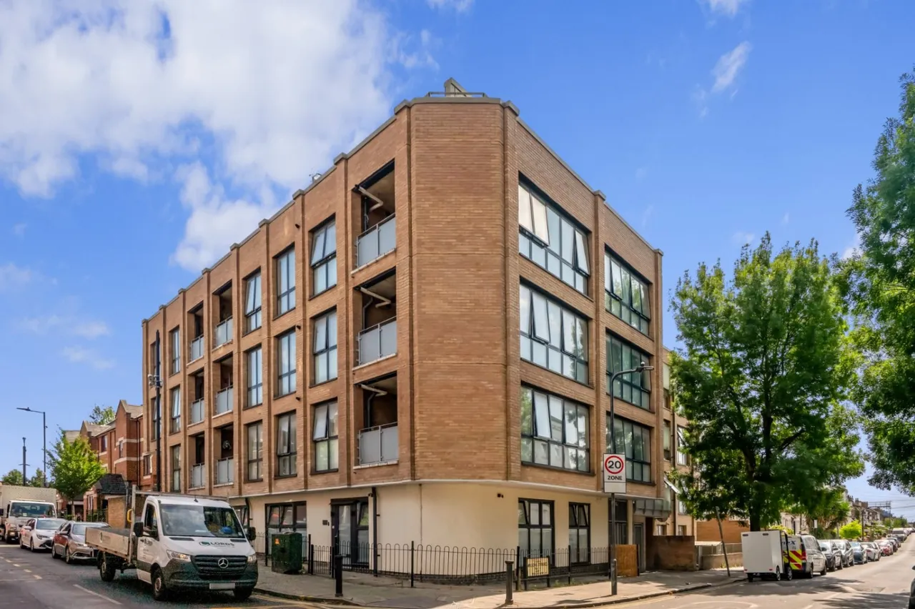 2 bed flat for sale, Rucklidge Avenue, London, NW10