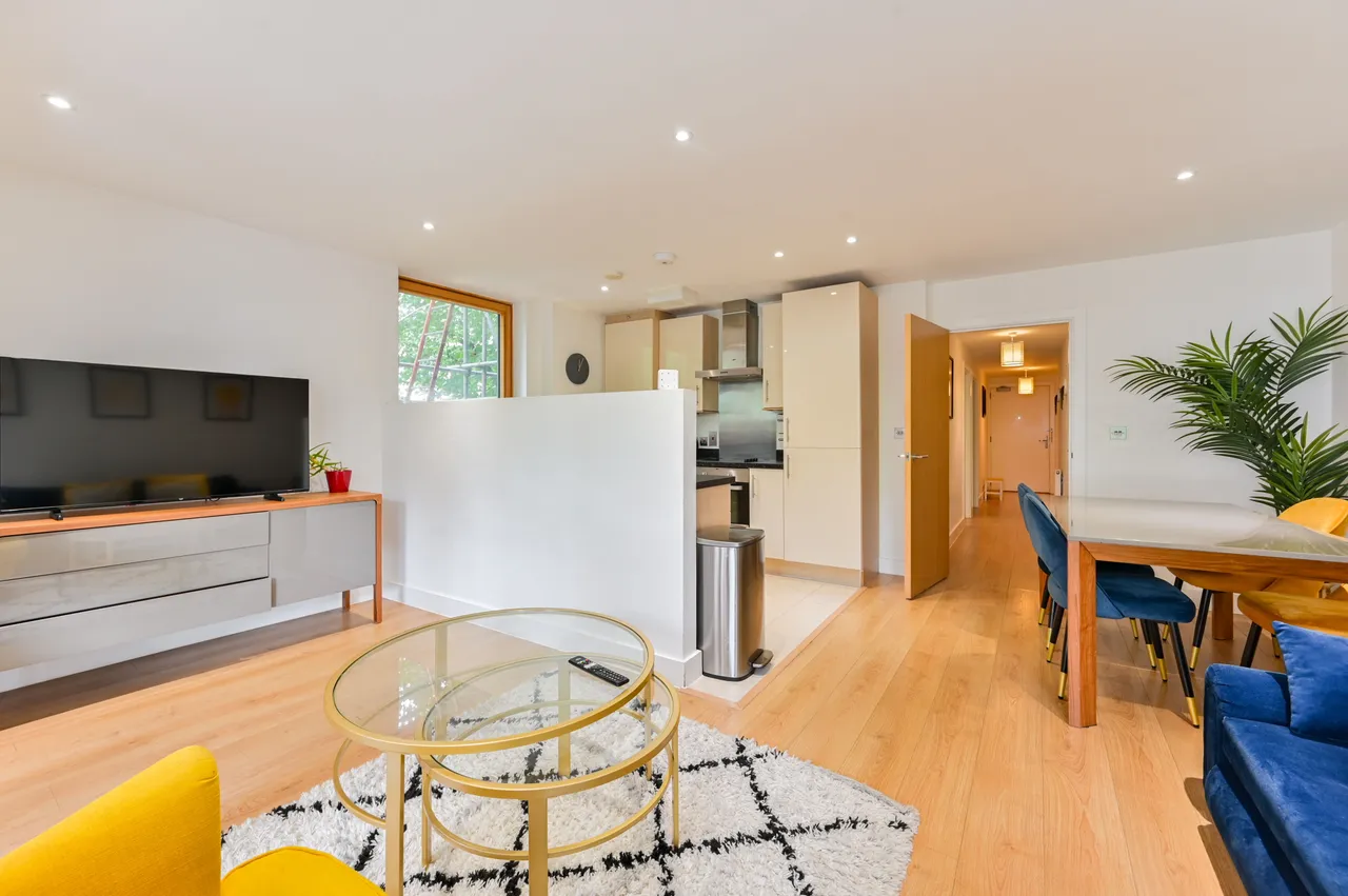 Flat 6, Melbway House, 18 Meadow Row, London, photo 2