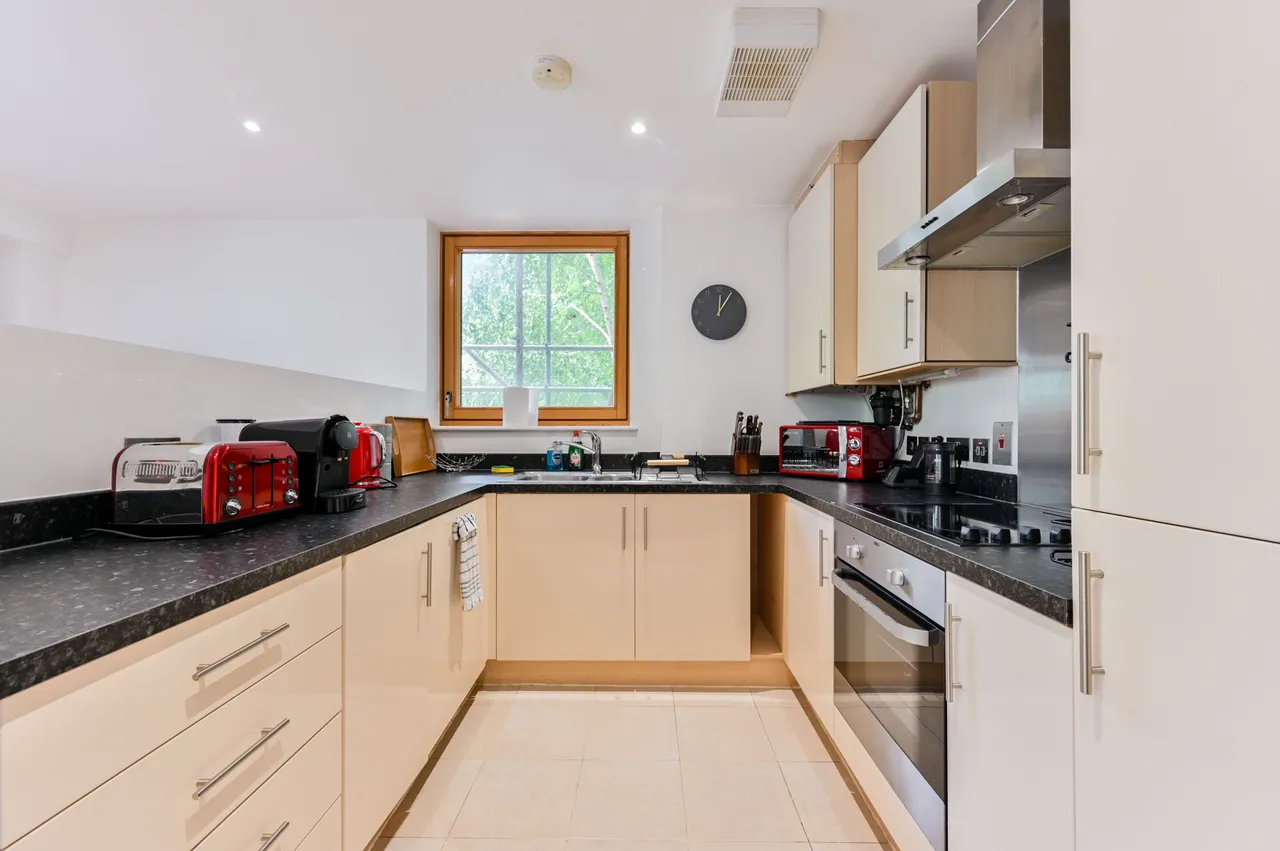 Flat 6, Melbway House, 18 Meadow Row, London, photo 9