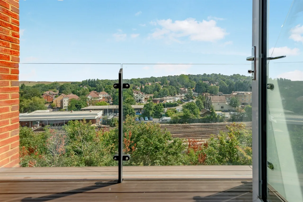 Marketfield Way, Redhill, RH1, photo 2