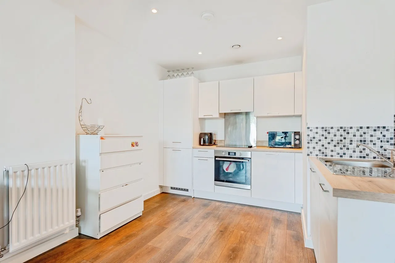 Marketfield Way, Redhill, RH1, photo 3