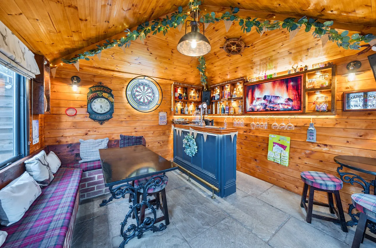 Dunstarn Gardens, Adel, LS16, photo 24