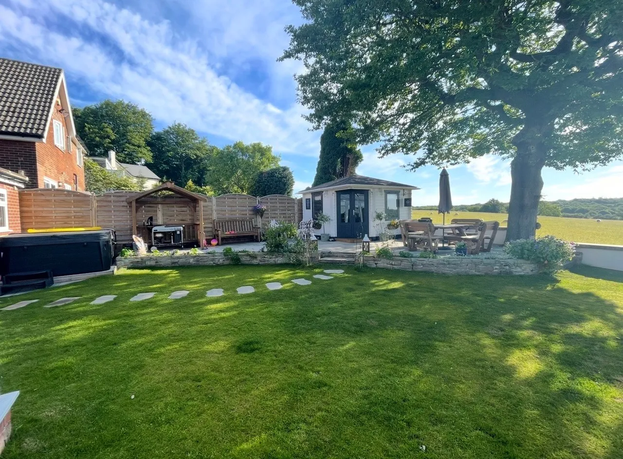 Dunstarn Gardens, Adel, LS16, photo 25
