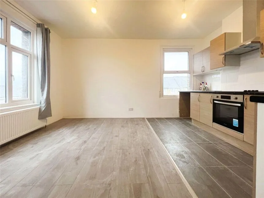 4 bed flat to rent, St. Albans Road, Watford, WD24