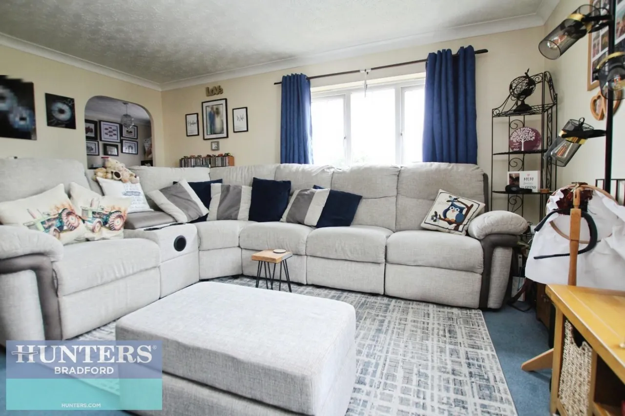 2 bed flat for sale — Glastonbury Court Bradford, BD4 8NZ