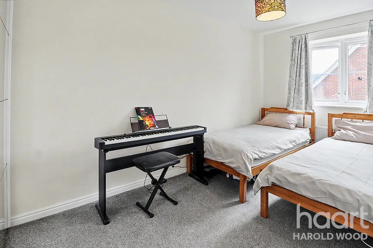 Sudbury Close, Harold Hill, RM3, photo 5
