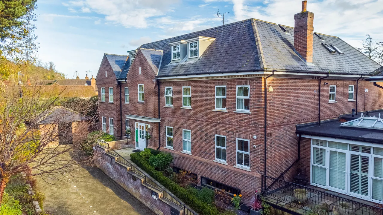 3 bed flat for sale — Wendover Lodge, Welwyn, Herts, AL6