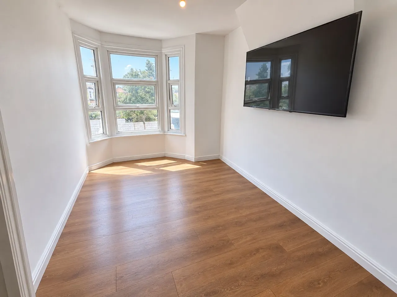 393b Dersingham Avenue, London, London, E12 6JX, photo 4