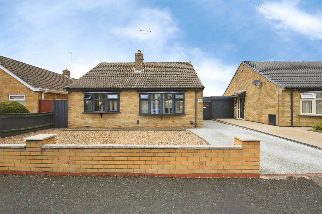 2 bed house for sale — Newborn Close, Peterborough