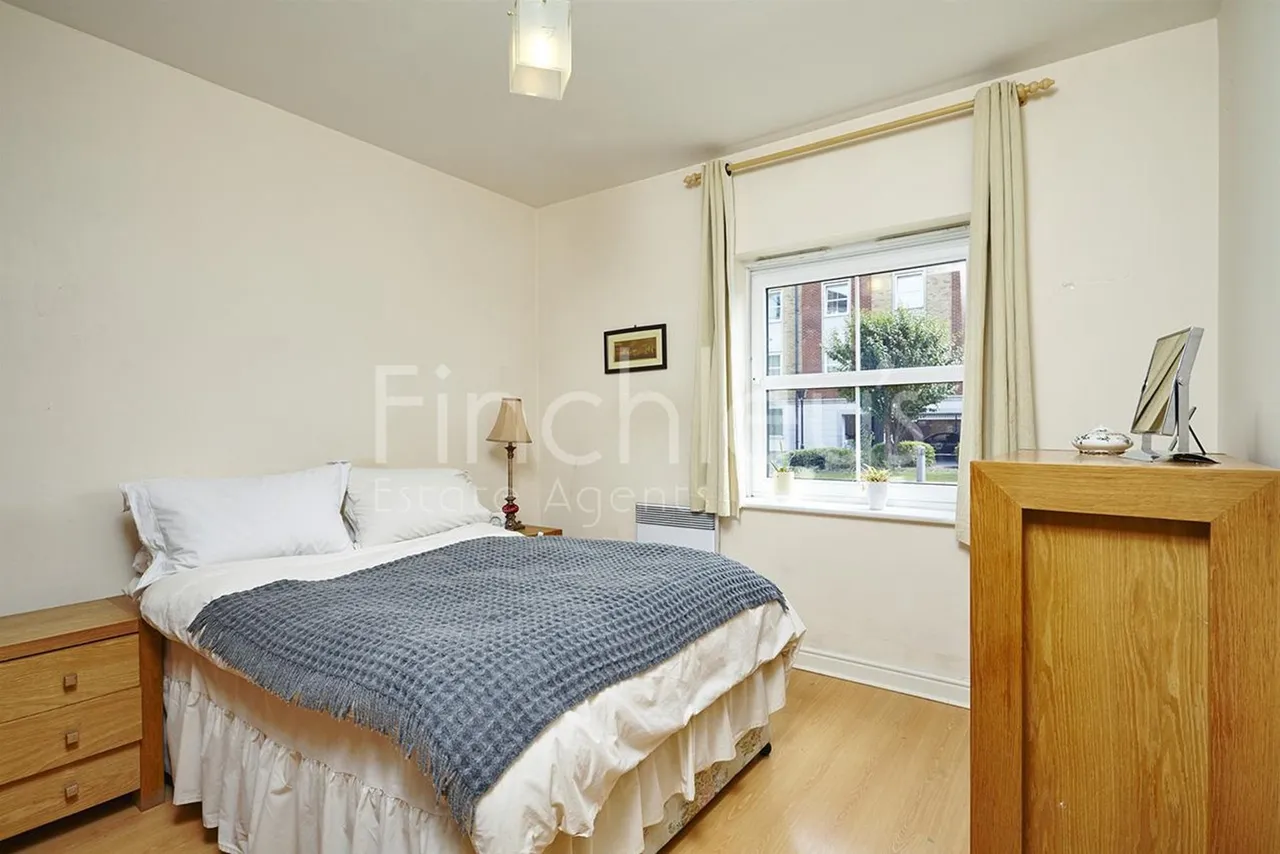 High Road, Solomons Court, N12, photo 4