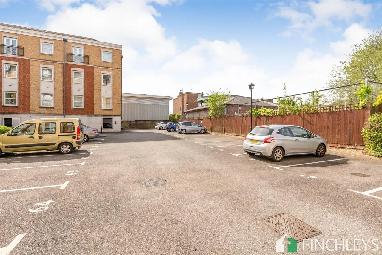 High Road, Solomons Court, N12, photo 6