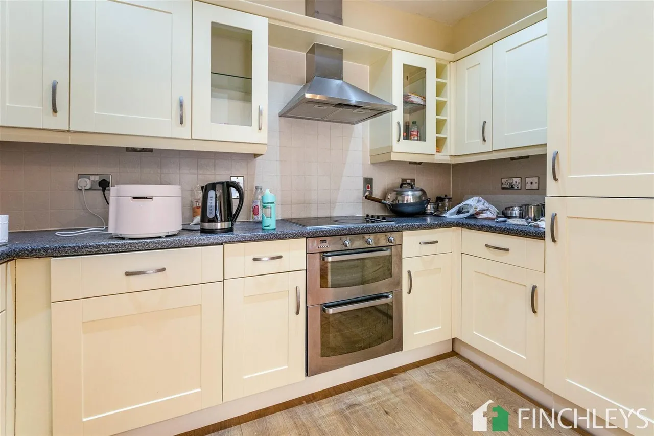 High Road, Solomons Court, N12, photo 3