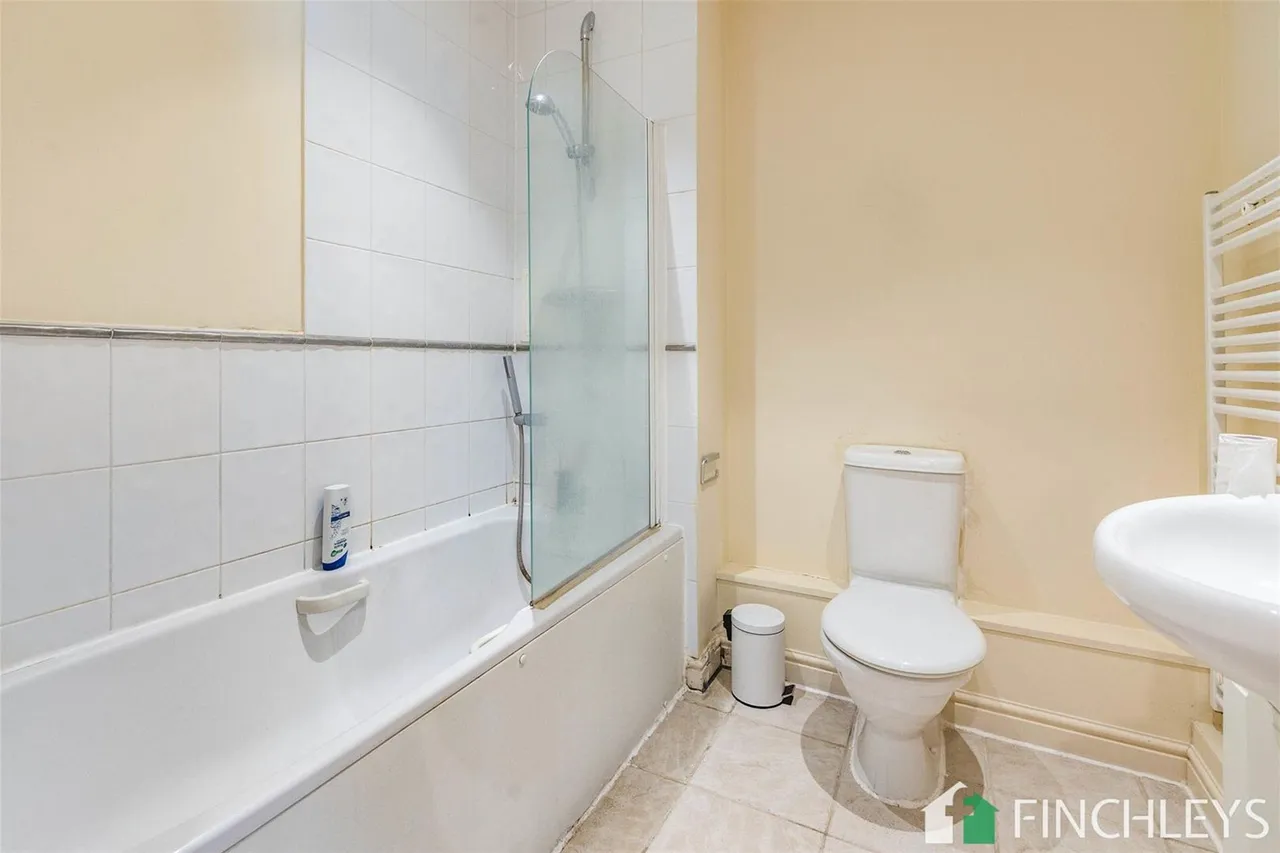 High Road, Solomons Court, N12, photo 5