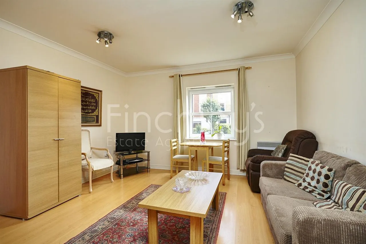 High Road, Solomons Court, N12, photo 2