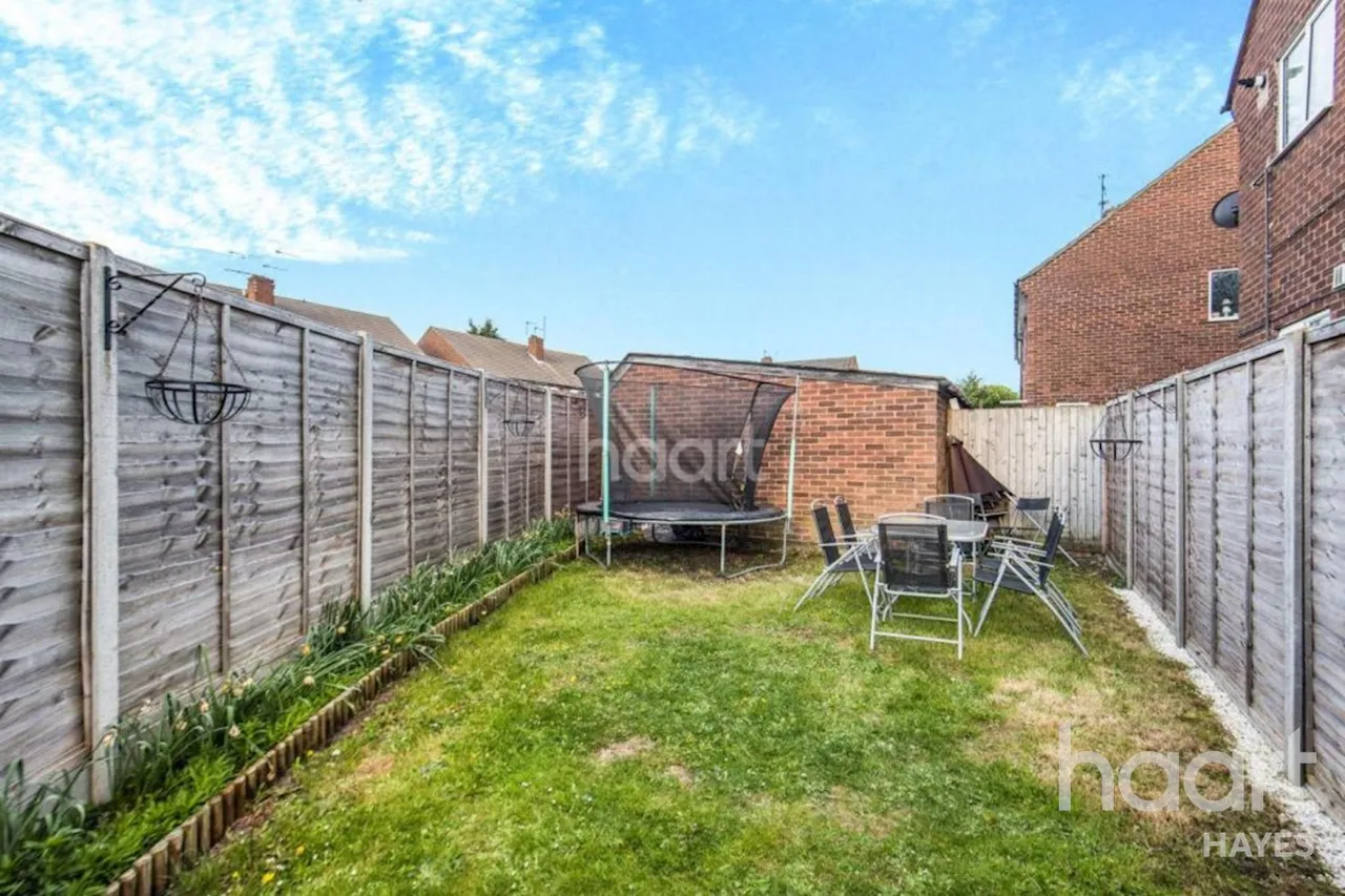 Yeading Fork, Hayes, UB4, photo 8