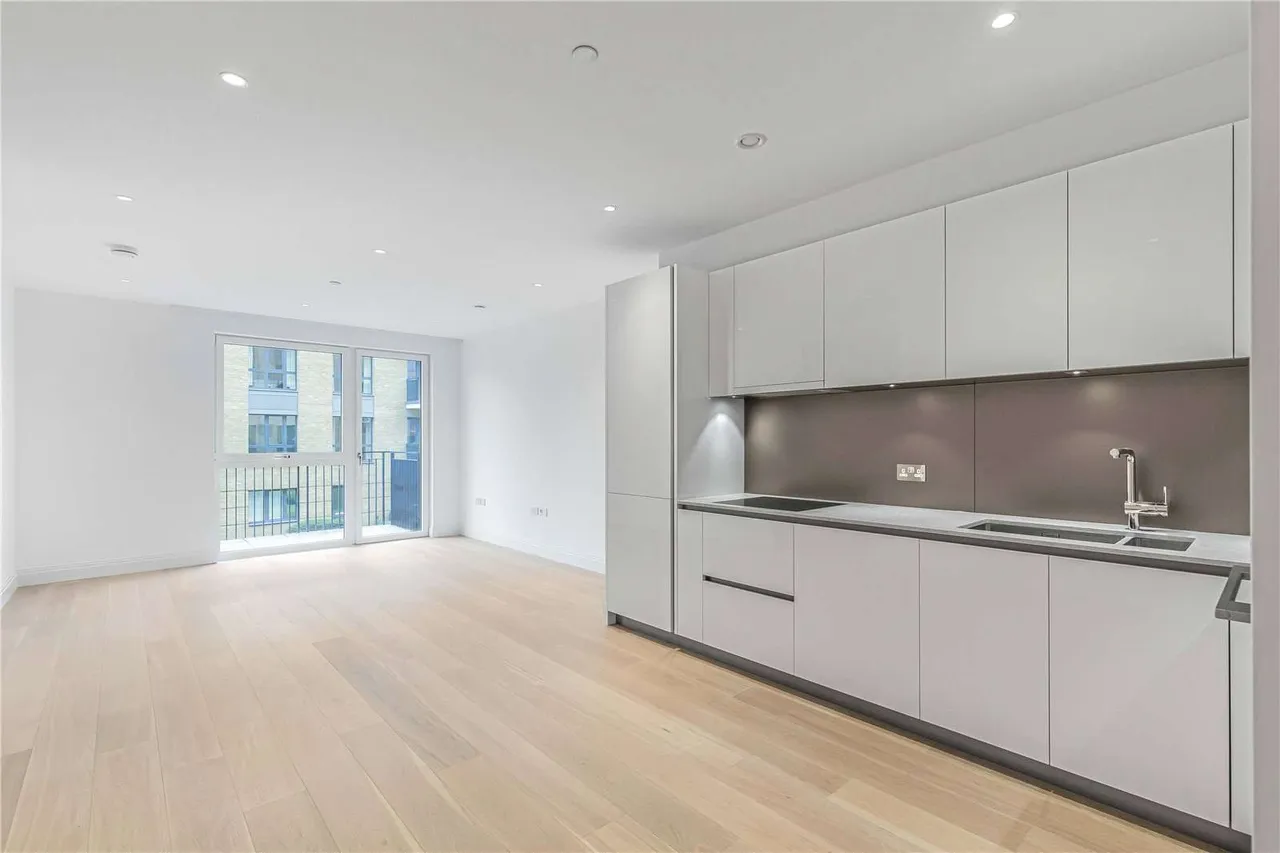 2 bed flat to rent, Pinewood Gardens, Teddington, TW11