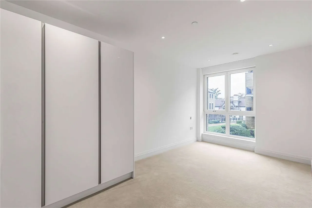 Pinewood Gardens, Teddington, TW11, photo 3