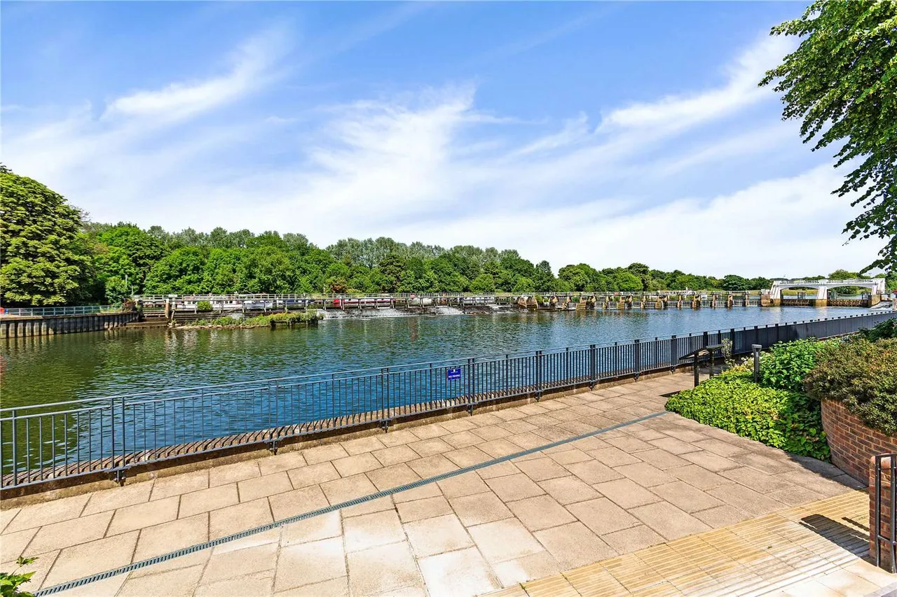 Pinewood Gardens, Teddington, TW11, photo 9