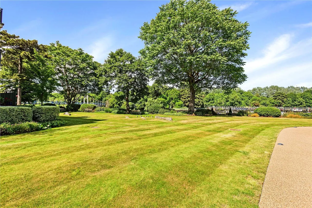 Pinewood Gardens, Teddington, TW11, photo 5