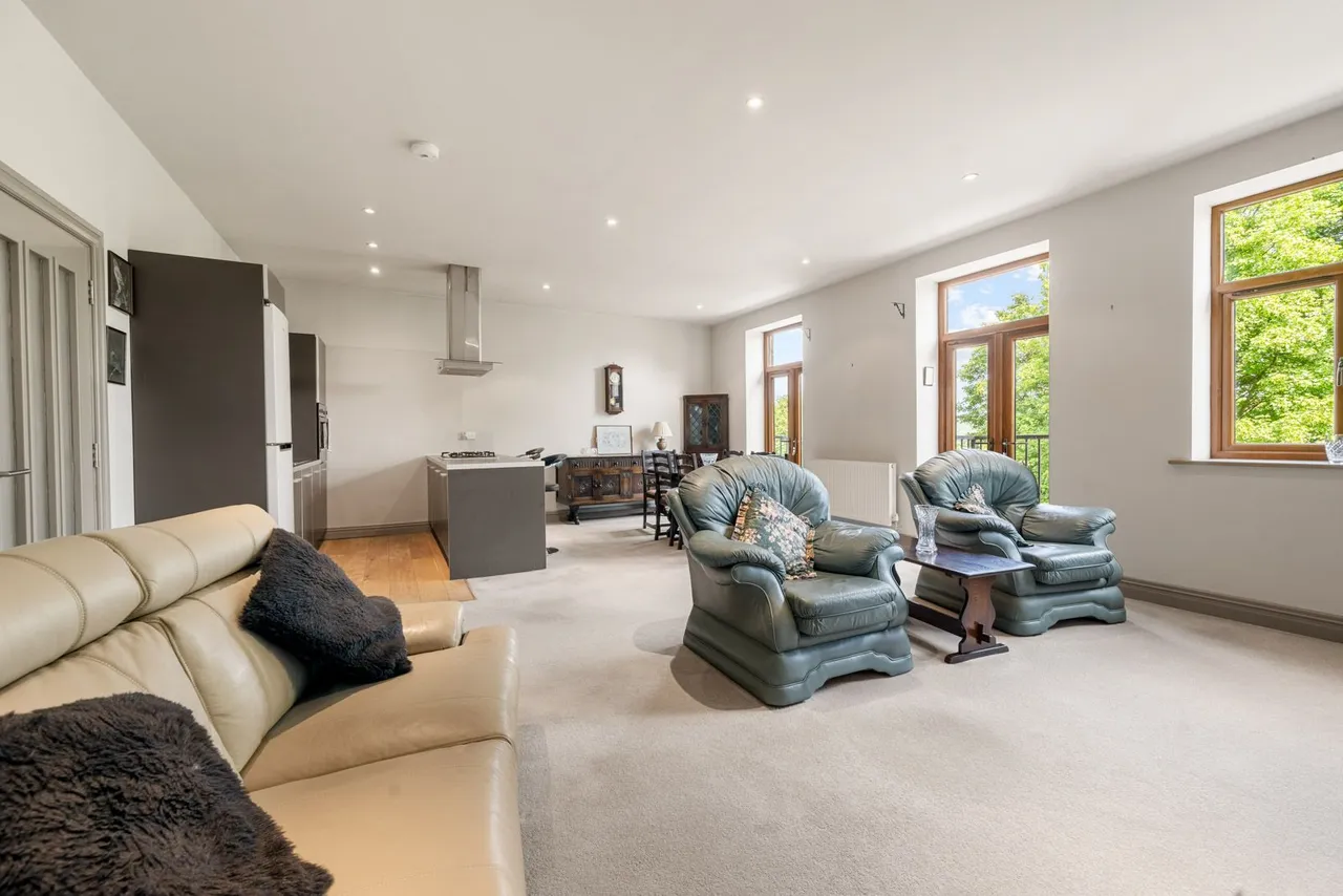 Burwood Court, Hollywell Green, photo 3