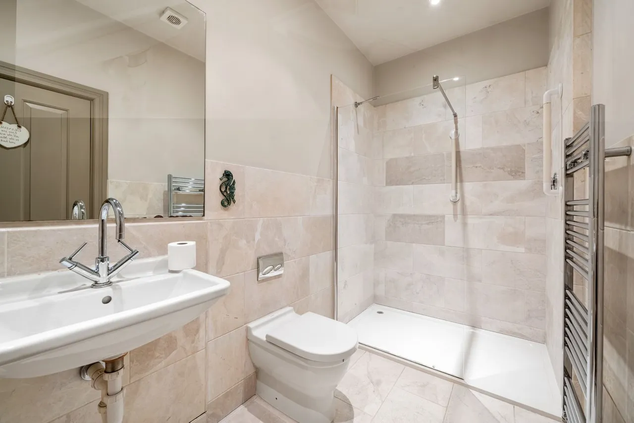 Burwood Court, Hollywell Green, photo 7