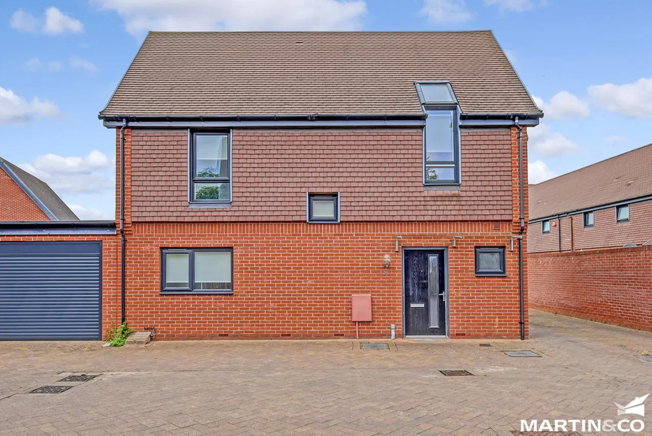 2 bed house for sale — Niblick Green, Beaulieu, Chelmsford