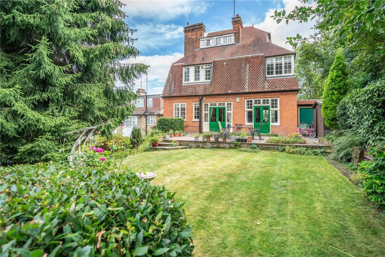 Westbury Road, Buckhurst Hill, Essex, IG9 5NW, photo 2