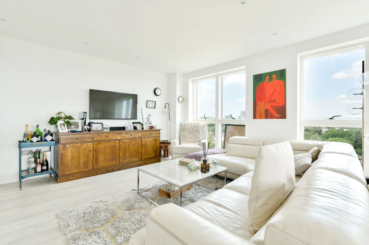 Flat 91, Bodiam Court, 4 Lakeside Drive, London, photo 2
