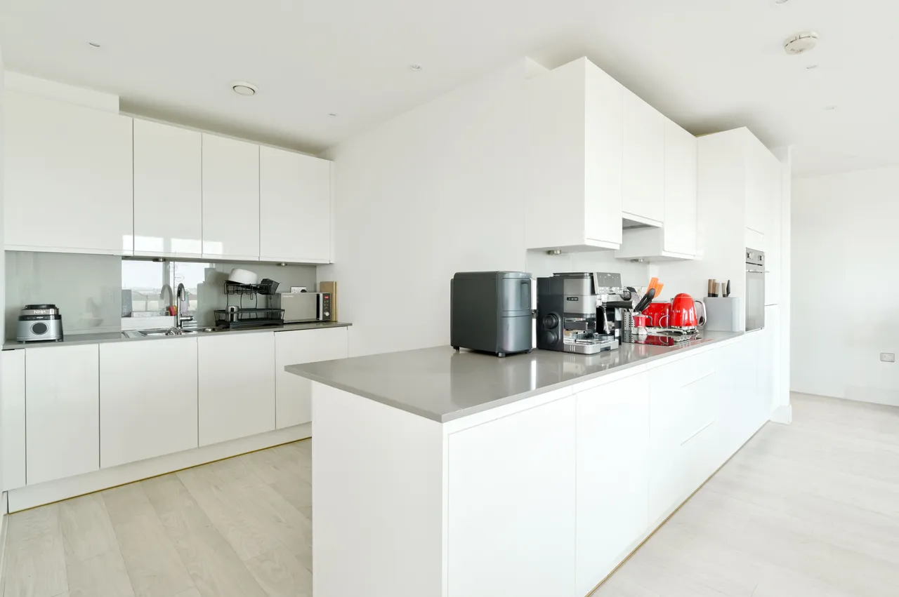 Flat 91, Bodiam Court, 4 Lakeside Drive, London, photo 5