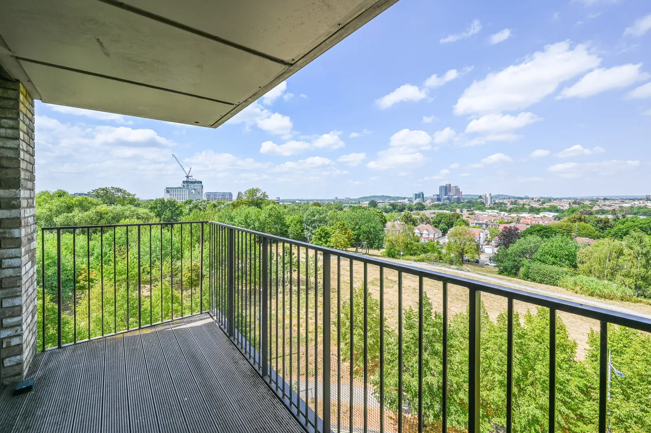 Flat 91, Bodiam Court, 4 Lakeside Drive, London, photo 12