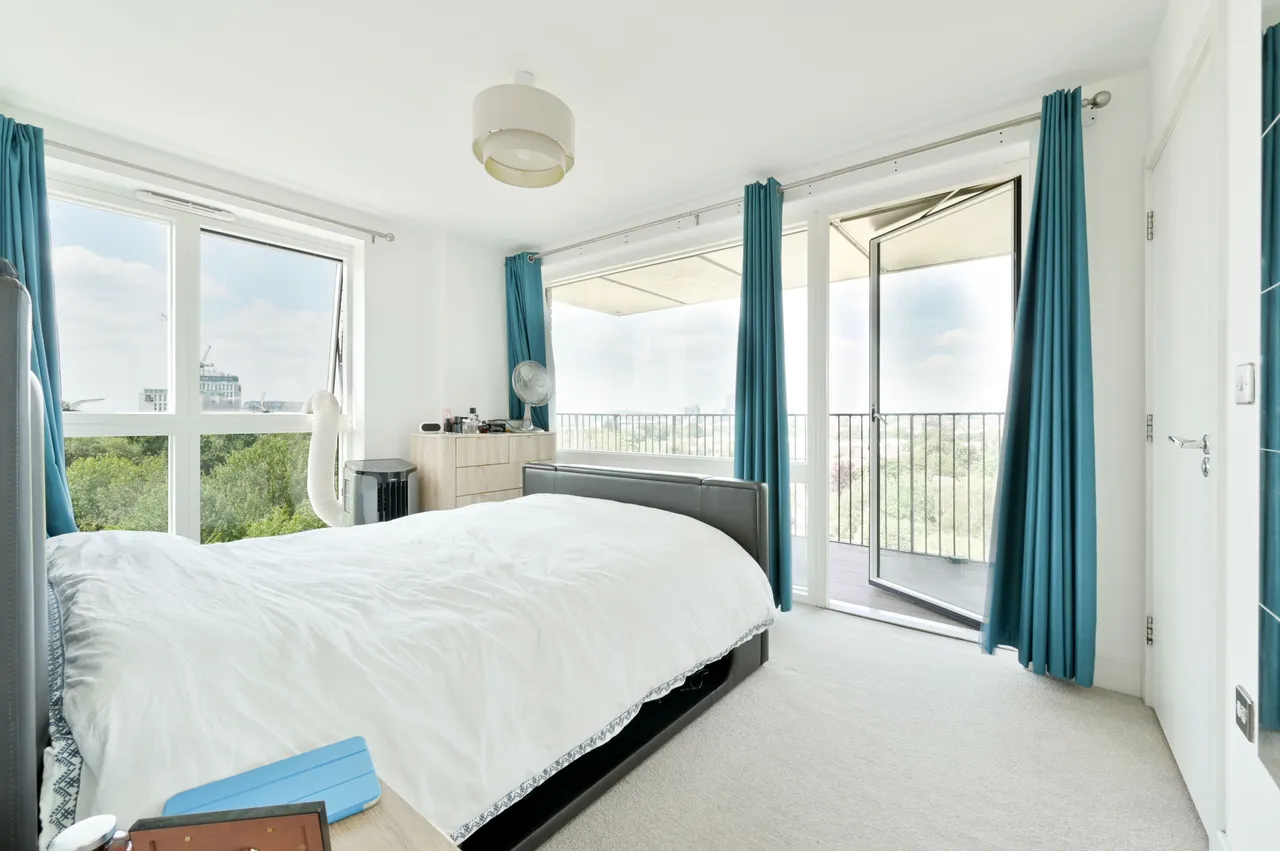 Flat 91, Bodiam Court, 4 Lakeside Drive, London, photo 9