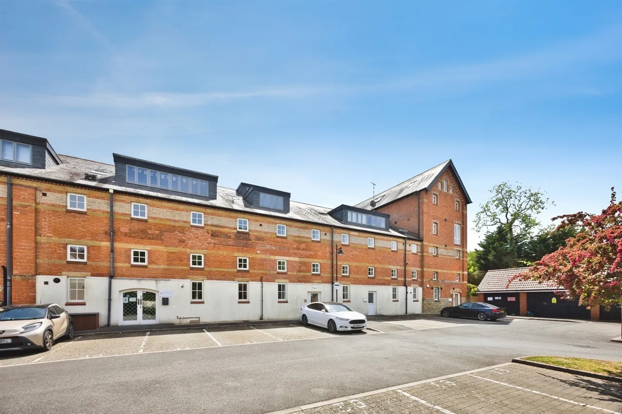 2 bed flat for sale, Old Mill Lane, Crewkerne, TA18