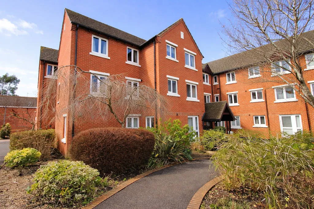 2 bed flat for sale — Curie Close, Rugby, CV21 3PF