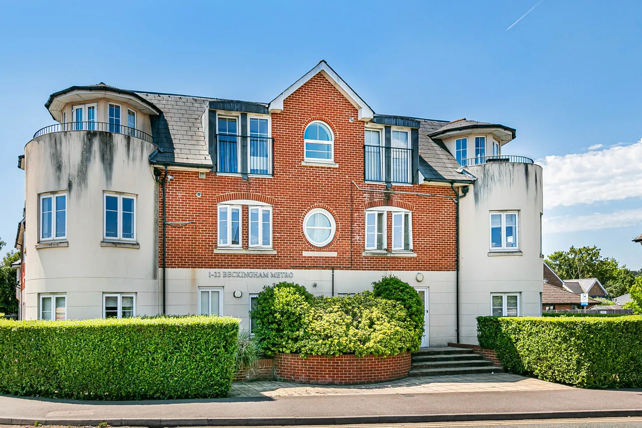 2 bed flat for sale, Station Road, Egham, TW20
