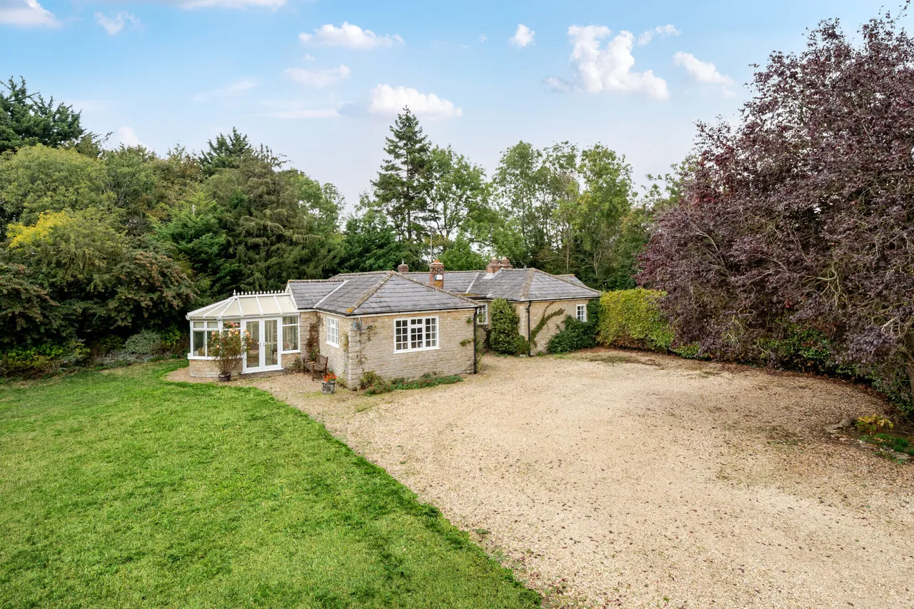 2 bed house for sale, Mixbury, Nr Brackley, NN13