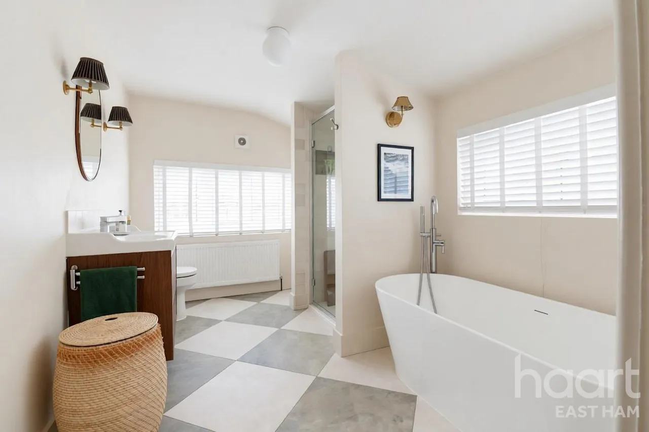 Gillett Avenue, London, E6, photo 9