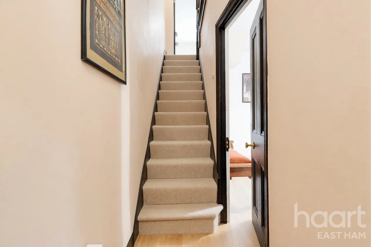 Gillett Avenue, London, E6, photo 6