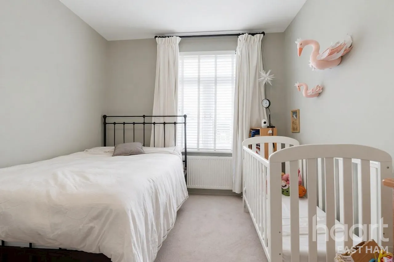 Gillett Avenue, London, E6, photo 10