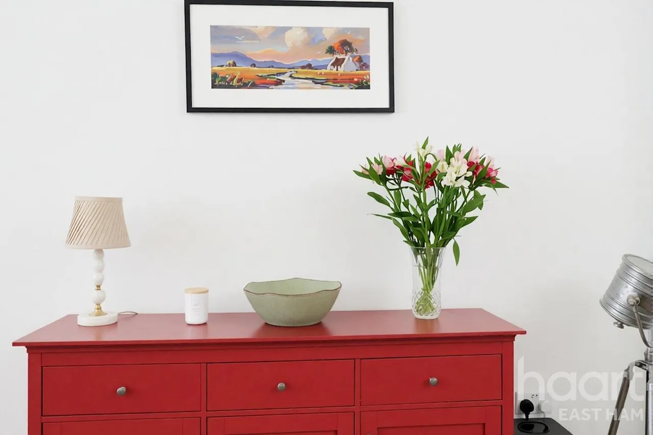 Gillett Avenue, London, E6, photo 3