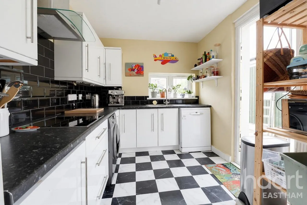 Gillett Avenue, London, E6, photo 5