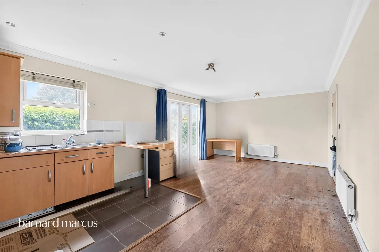2 bed flat for sale — White Lodge Close, Isleworth