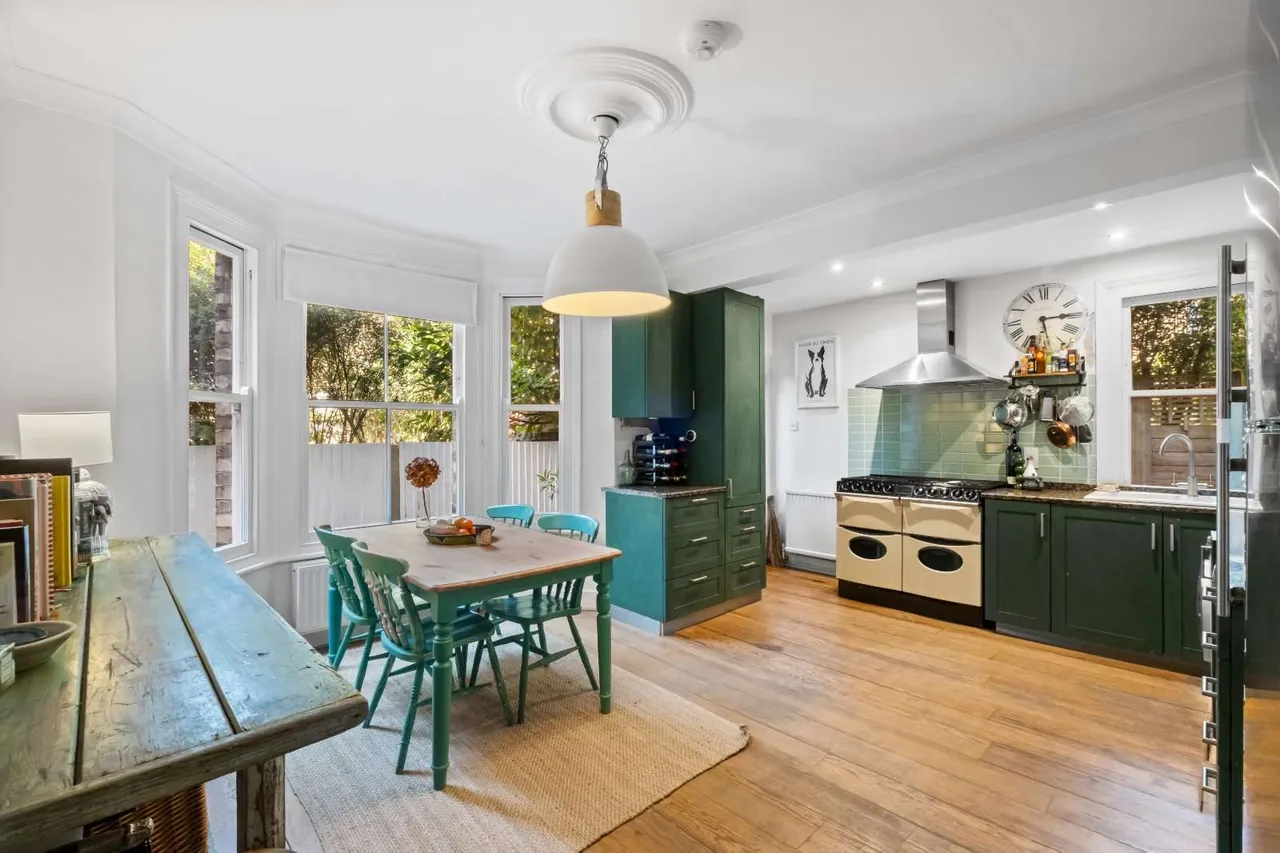 2 bed flat for sale, Nevis Road, London, SW17