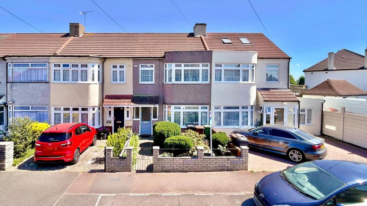 3 bed house for sale — Stanley Avenue, Dagenham, RM8
